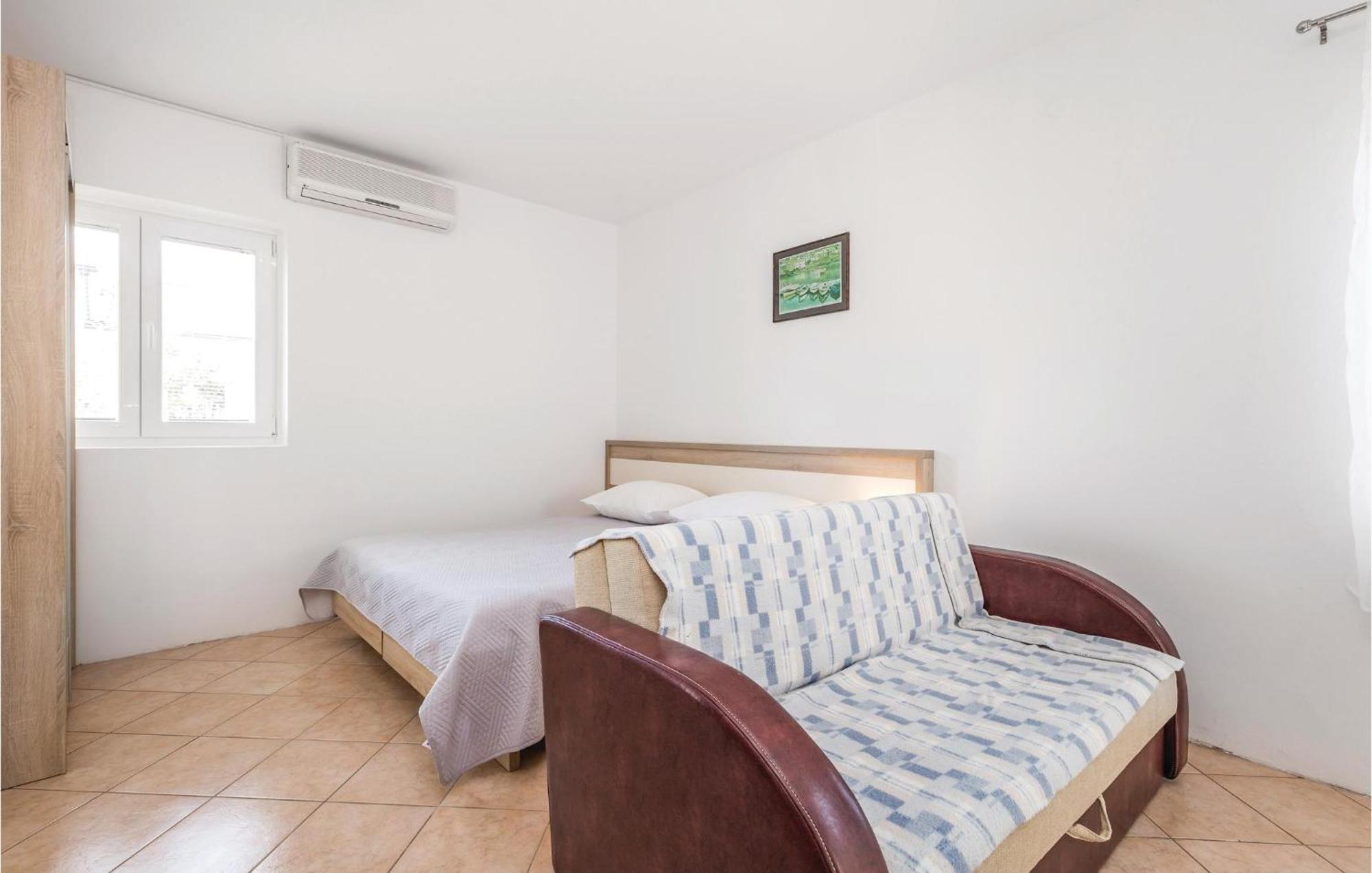 Gorgeous Apartment In Mandre With Kitchen Exterior photo