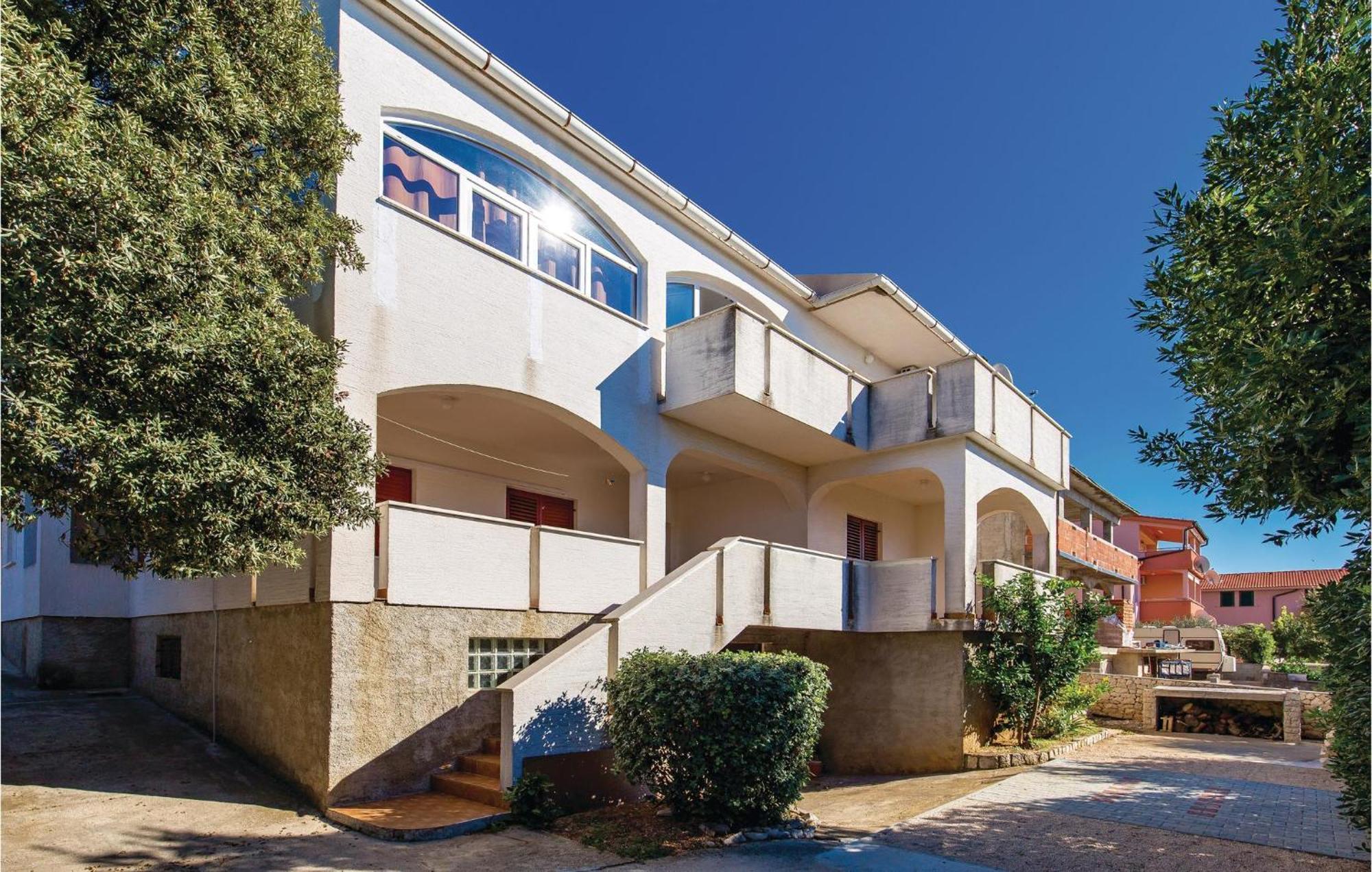 Gorgeous Apartment In Mandre With Kitchen Exterior photo