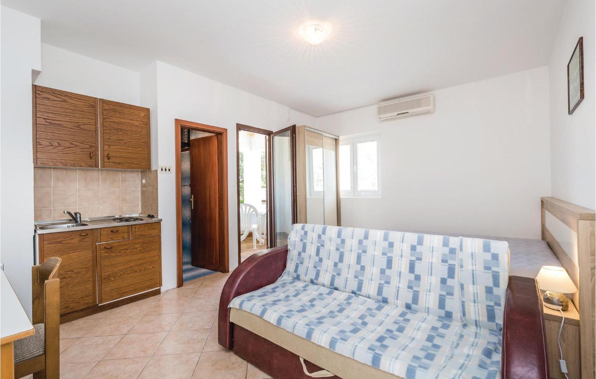 Gorgeous Apartment In Mandre With Kitchen Exterior photo