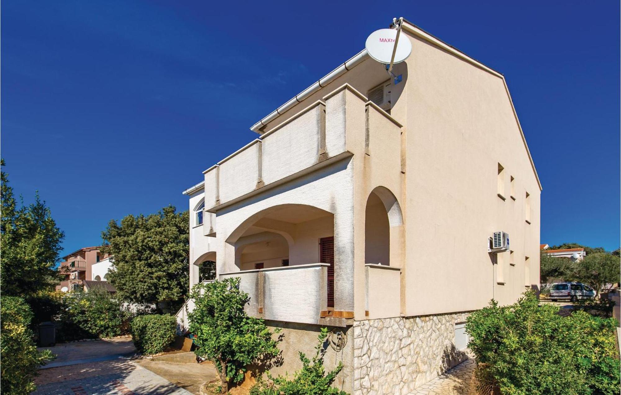 Gorgeous Apartment In Mandre With Kitchen Exterior photo